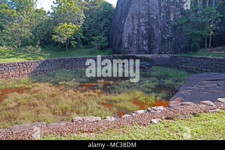 North Central Province Sigiriya Sri Lanka Sigiriya Rock ruines entourant l'étang octogonal en bas Palace Banque D'Images