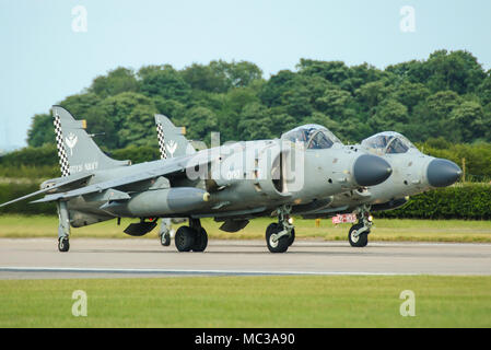Royal Navy Fleet Air Arm BAe British Aerospace Sea Harrier F/A2 FRS2 paire de chasseurs à réaction verticaux à décollage et atterrissage. Jet de saut Banque D'Images