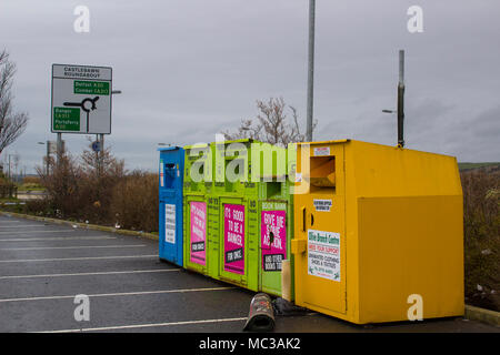 Acier coloré banques de vêtements pour les organismes de bienfaisance locaux situé dans le parking supplémentaire Tesco à Newtownards Irlande du Nord du comté de Down Banque D'Images