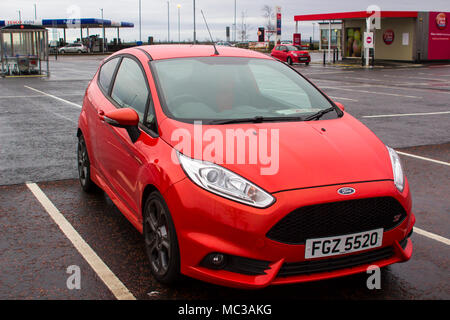 10 avril 2018 un haut rendement enregistré 2017 Ford Fiesta ST 1,6 voiture dans le parking à Tesco Newtownards Irlande du Nord du comté de Down Banque D'Images