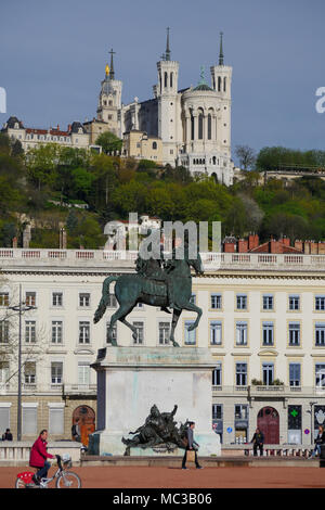 Basilique de Fourvière, vue depuis la place Bellecour, Lyon, France Banque D'Images