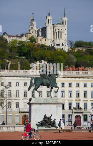 Basilique de Fourvière, vue depuis la place Bellecour, Lyon, France Banque D'Images