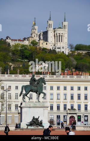 Basilique de Fourvière, vue depuis la place Bellecour, Lyon, France Banque D'Images