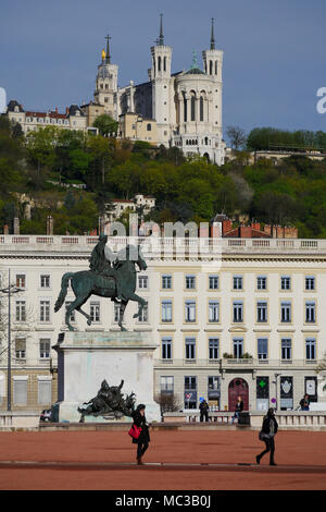 Basilique de Fourvière, vue depuis la place Bellecour, Lyon, France Banque D'Images