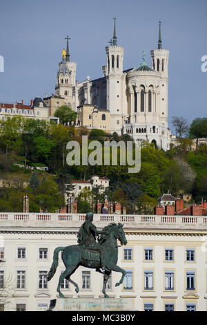 Basilique de Fourvière, vue depuis la place Bellecour, Lyon, France Banque D'Images