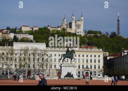 Basilique de Fourvière, vue depuis la place Bellecour, Lyon, France Banque D'Images