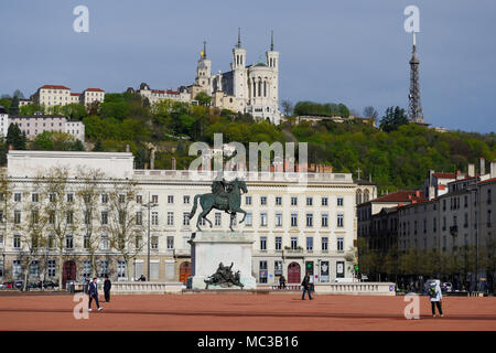 Basilique de Fourvière, vue depuis la place Bellecour, Lyon, France Banque D'Images