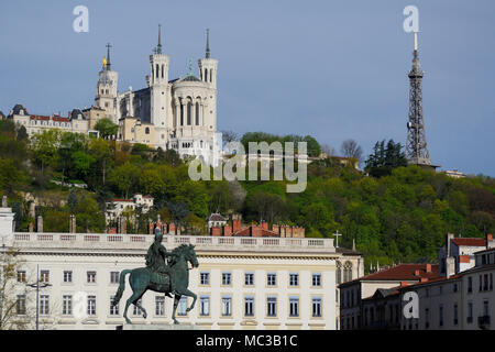 Basilique de Fourvière, vue depuis la place Bellecour, Lyon, France Banque D'Images