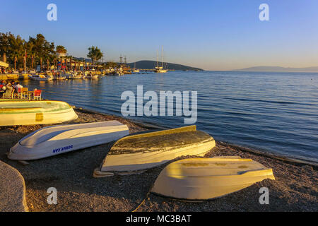 Les petits bateaux renversés sur le front de mer à Bodrum, Mugla, Turquie Banque D'Images