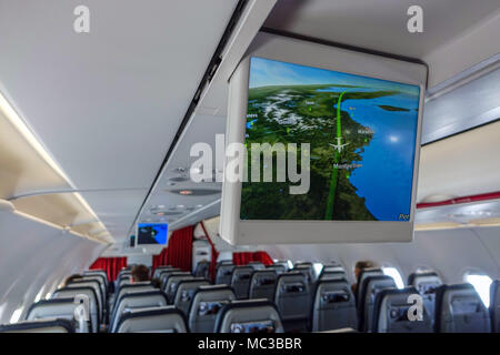 Calme à bord Aegean Airlines Airbus A320 avec écrans de télévision montrant la progression des vols Banque D'Images