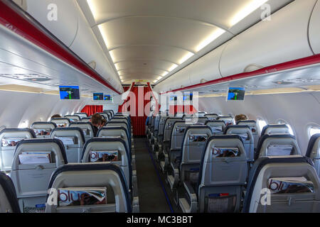 Calme à bord Aegean Airlines Airbus A320 avec écrans de télévision montrant la progression des vols Banque D'Images