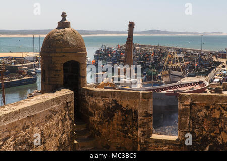 Vue sur le port d'Essaouira à partir de la vieille tour, le Maroc Banque D'Images