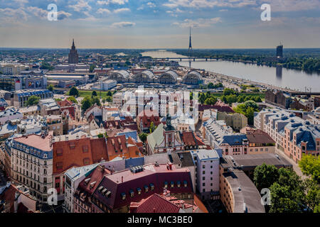 La vue au sud de Rīgas Sv. Pētera baznīca Riga (Eglise St Peter) sur le dessus de la plate-forme de 72m, à Riga (Lettonie). Banque D'Images
