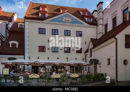 Restaurant sur le côté de Melngalvju nams (points noirs), à Riga (Lettonie). Banque D'Images