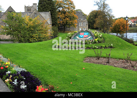 Jardins près de la rivière Kent, ville de Kendal Cumbria, Angleterre, Royaume-Uni Banque D'Images