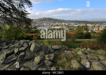 Vue d'automne sur la ville de Kendal Kendal Castle, Cumbria, Angleterre, Royaume-Uni Banque D'Images