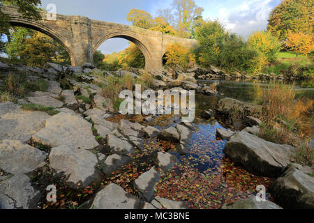 Automne Coucher de soleil sur le pont, rivière Lune Devils, Kirkby Lonsdale, Cumbria, England, UK Banque D'Images