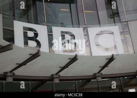 Le siège de la BBC, BBC Broadcasting House, Portland Place, London, England, United Kingdom. Le bâtiment principal a été rénové, les stations withradio BBC Radio 3, BBC Radio 4, et la BBC World Service transféré au studios rénovés à l'intérieur du bâtiment. L'extension liens le vieux bâtiment et comprend une nouvelle presse combinée pour BBC News, avec des studios pour la BBC News Channel, BBC World News et d'autres émissions de nouvelles. Le déménagement des opérations nouvelles de BBC Television Center a été terminée en mars 2013. Banque D'Images