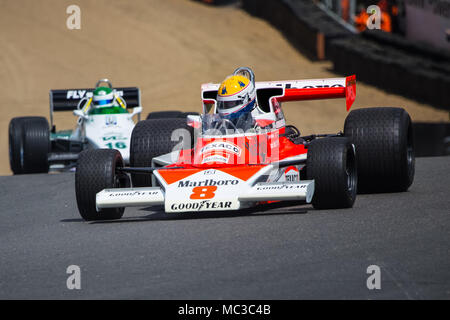 24 mai 2014 Brands Hatch Longfield Kent UK Charlie Nearburg conduit sa McLaren M23 jusqu'à druides goupille dans la pratique pour la course de F1 historique Banque D'Images