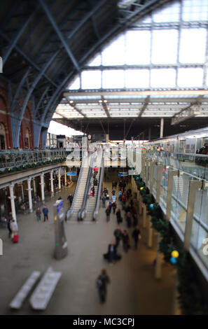 Décorations de Noël ornent l'Arcade à St Pancras, Londres. Photo prise avec un 24mm tilt shift lens. Banque D'Images