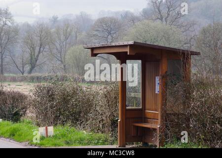 Pays en bois Abribus par ciel voilé de chênes. Bickleigh, Tiverton, Devon, UK. Avril, 2018. Banque D'Images