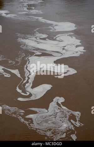 Résumé sur la surface en mousse tourbillonnante de la rivière Exe dans l'inondation. Quai d'Exeter, Devon, UK. Printemps, 2018. Banque D'Images