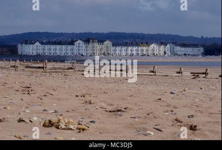 Front de mer d'Exmouth vu de Dawlish Warren sable de plage en bois, épi en premier plan. Le sud du Devon, Royaume-Uni. Avril, 2018. Banque D'Images