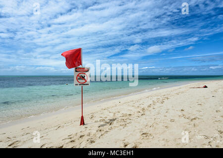 Pas de piscine drapeau rouge sur une plage de sable fin sur Green Island, Great Barrier Reef Marine National Park, Far North Queensland, Queensland, FNQ, GBR, Australie Banque D'Images