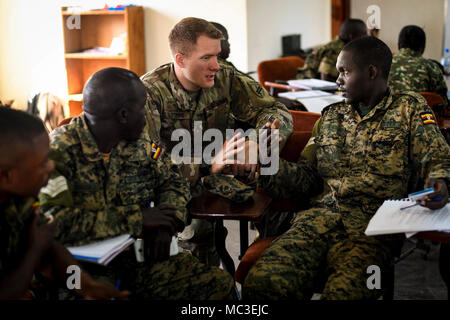 Le caporal de l'armée américaine. Shawn Bergers, instructeur de la Compagnie Charlie, 443rd bataillon des affaires civiles déployées pour Combined Joint Task Force-Horn de l'Afrique (CJTF-HOA), traite de la coopération entre civils et militaires tactiques des affaires civiles Cours en entreprise (CCCR) matériau avec les membres de la Force de défense du peuple ougandais en Ouganda, l'Afrique, le 15 février 2018. La formation est conçue pour renforcer la capacité de l'UPDF et la capacité de soutenir ses forces de maintien de l'Union africaine et l'Union africaine en Somalie les mandats. Banque D'Images