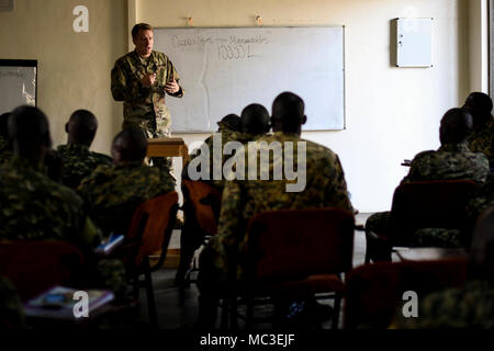 Le caporal de l'armée américaine. Shawn Bergers, instructeur de la Compagnie Charlie, 443rd bataillon des affaires civiles déployées pour Combined Joint Task Force-Horn de l'Afrique (CJTF-HOA), enseigne la coopération entre civils et militaires tactiques des affaires civiles Cours en entreprise (CCCR) matériel pour les membres de la Force de défense du peuple ougandais en Ouganda, l'Afrique, le 15 février 2018. La formation est conçue pour renforcer la capacité de l'UPDF et la capacité de soutenir ses forces de maintien de l'Union africaine et l'Union africaine en Somalie les mandats. Banque D'Images