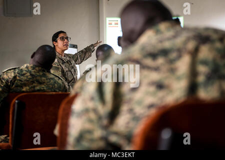 Le capitaine de l'armée américaine Christine Andreu, chargé de cours adjoint la compagnie Charlie, 443rd bataillon des affaires civiles déployées pour Combined Joint Task Force-Horn de l'Afrique (CJTF-HOA), enseigne la coopération entre civils et militaires tactiques des affaires civiles Cours en entreprise (CCCR) matériel pour les membres de la Force de défense du peuple ougandais en Ouganda, l'Afrique, le 19 février, 2018. La formation est conçue pour renforcer la capacité de l'UPDF et la capacité de soutenir ses forces de maintien de l'Union africaine et l'Union africaine en Somalie les mandats. Banque D'Images