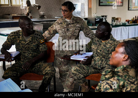 Le capitaine de l'armée américaine Christine Andreu, chargé de cours adjoint la compagnie Charlie, 443rd bataillon des affaires civiles déployées pour Combined Joint Task Force-Horn de l'Afrique (CJTF-HOA), enseigne la coopération entre civils et militaires tactiques des affaires civiles Cours en entreprise (CCCR) matériel pour les membres de la Force de défense du peuple ougandais en Ouganda, l'Afrique, le 19 février, 2018. La formation est conçue pour renforcer la capacité de l'UPDF et la capacité de soutenir ses forces de maintien de l'Union africaine et l'Union africaine en Somalie les mandats. Banque D'Images