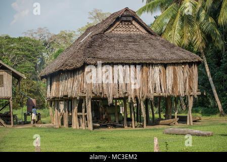 Une typique maison sur pilotis, Kanganaman Village, East Sepik Province, Papouasie Nouvelle Guinée Banque D'Images