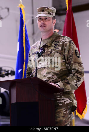Le brig. Le général William Edwards, commandant de la composante terrestre, parle d'un rassemblement de l'armée de soldats de la Garde nationale de l'Oregon et les membres de leur famille au cours d'une cérémonie de démobilisation, le 4 mars, à Salem, Oregon, de souhaiter la bienvenue Accueil La Société G, 1er Bataillon, 189e Régiment d'aviation. Environ 70 soldats de l'unité de rentrer d'un déploiement au Moyen-Orient, où ils ont fourni à l'aide d'appui aéromédical HH-60M hélicoptères Black Hawk. Banque D'Images