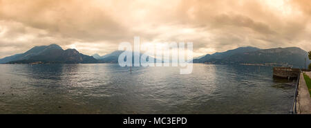 Belle vue panoramique sur le lac de Côme près de Bellagio ville, province de Lombardie, Italie. Soirée d'été nuageux. Ciel dramatique Banque D'Images