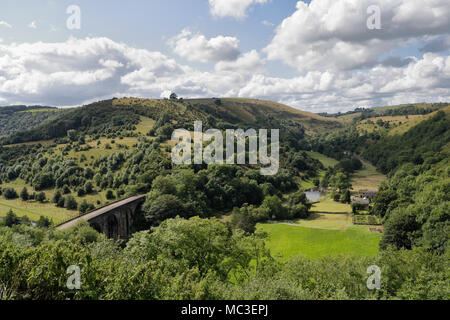 Monsal Dale et Monsal Head, parc national du Derbyshire Landscape Peak District, Angleterre Royaume-Uni, vue panoramique sur la campagne anglaise, ferme isolée Banque D'Images