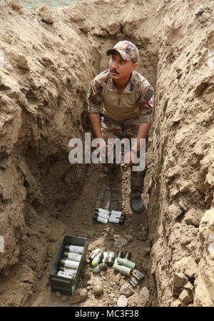 Un membre des Services de contre-terrorisme irakien vit prépare des explosifs dans une fosse pour la formation des explosifs à Bagdad, l'Iraq le 28 mars 2018. Les forces de sécurité irakiennes ont fait de grands progrès pour devenir un professionnel, avec la défaite militaire crédible d'ISIS. Banque D'Images