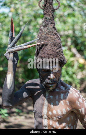 Un homme qu'un demi homme Nokondi Goroka, salon, de l'est Province Higlands, Papouasie Nouvelle Guinée Banque D'Images