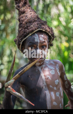 La moitié des hommes, performance Nokondi zone Goroka, Eastern Province Higlands, Papouasie Nouvelle Guinée Banque D'Images