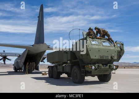 Les Marines du kilo Batterie, 2e Bataillon, 14e Régiment de Marines, montés un M142 Système de roquettes d'artillerie à grande mobilité (HIMARS) après avoir été transportés sur une armée de l'air MC-130, à Dugway Proving Grounds, Utah, le 30 mars 2018. Les Marines du kilo de batterie Fort Campbell, Kentucky, à Dugway où ils ont débarqué et a tiré quatre missiles HIMARS, démontrant une capacité unique qui permettra aux commandants plus d'options pour faire face aux menaces lorsque d'autres options ne sont pas appropriées. Banque D'Images