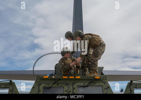 Les Marines du kilo Batterie, 2e Bataillon, 14e Régiment de Marines, démonter un M142 Système de roquettes d'artillerie à grande mobilité (HIMARS) dans la préparation pour le transport sur une armée de l'air MC-130, à Dugway Proving Grounds, Utah, le 30 mars 2018. Les Marines du kilo de batterie Fort Campbell, Kentucky, à Dugway où ils ont débarqué et a tiré quatre missiles HIMARS, démontrant une capacité unique qui permettra aux commandants plus d'options pour faire face aux menaces lorsque d'autres options ne sont pas appropriées. Banque D'Images