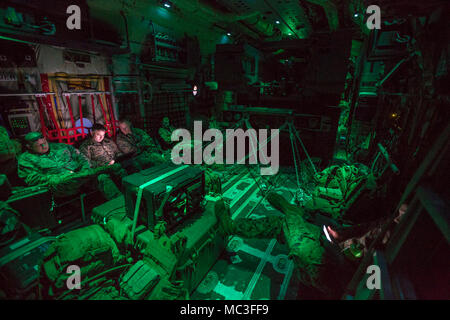 Les Marines du kilo Batterie, 2e Bataillon, 14e Régiment de Marines, à monter à bord de Air Force MC-130 après une mission de tir réel avec un Marine Corps M142 Système de roquettes d'artillerie à grande mobilité (HIMARS) à Dugway Proving Grounds, Utah, le 30 mars 2018. Les Marines du kilo de batterie Fort Campbell, Kentucky, à Dugway où ils ont débarqué et a tiré quatre missiles HIMARS, démontrant une capacité unique qui permettra aux commandants plus d'options pour faire face aux menaces lorsque d'autres options ne sont pas appropriées. Banque D'Images