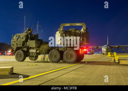 Les Marines du kilo Batterie, 2e Bataillon, 14e Régiment de Marines, inspecter un M142 Système de roquettes d'artillerie à grande mobilité (HIMARS) après avoir été déchargés d'un MC-130 de la Force aérienne, sur Fort Campbell, Ky., 30 mars 2018. Les Marines du kilo de batterie Fort Campbell à Dugway Proving Grounds, Utah, où ils ont débarqué et a tiré quatre missiles HIMARS, démontrant une capacité unique qui permettra aux commandants plus d'options pour faire face aux menaces lorsque d'autres options ne sont pas appropriées. Banque D'Images