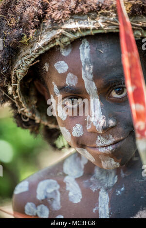 La moitié des hommes, performance Nokondi zone Goroka, Eastern Province Higlands, Papouasie Nouvelle Guinée Banque D'Images