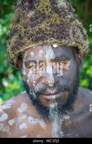 La moitié des hommes, performance Nokondi zone Goroka, Eastern Province Higlands, Papouasie Nouvelle Guinée Banque D'Images