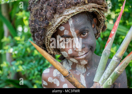 La moitié des hommes, performance Nokondi zone Goroka, Eastern Province Higlands, Papouasie Nouvelle Guinée Banque D'Images