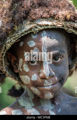 La moitié des hommes, performance Nokondi zone Goroka, Eastern Province Higlands, Papouasie Nouvelle Guinée Banque D'Images