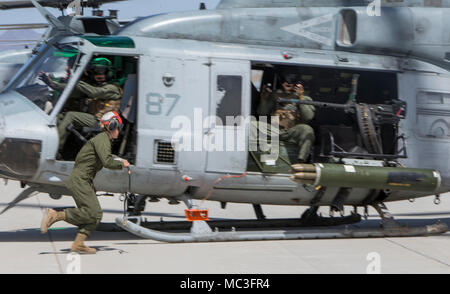 Corps des Marines des États-Unis les pilotes et les chefs d'équipage préparer un UH-1Y Venin pour décoller à la masse d'air au cours de perfectionnement à l'appui d'armes et tactiques cours instructeurs 2-18 au Marine Corps Air Station Yuma, Yuma (Arizona), le 2 avril. Le WTI est une formation de 7 semaines organisé par Marine Aviation armes et tactiques 1 escadron de cadets, qui met l'intégration opérationnelle des six fonctions de l'aviation du Corps des Marines à l'appui d'une masse d'Air Maritime Task Force et fournit les tactiques avancées la formation et la certification des qualifications des instructeurs de l'unité de soutien à la formation de l'Aviation maritime Banque D'Images