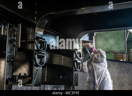 Masakazu Miyazato, 18e Escadron de préparation logistique technicien de réparation carrosserie, applique une sous-couche de protection sur une remorque, le 3 avril 2018, à Kadena Air Base, au Japon. Les véhicules que l'18e rl maintient sont utilisés pour la sécurité, la construction, et les opérations quotidiennes. Banque D'Images