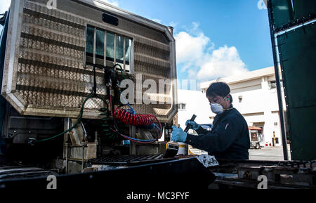 Hiroshi Kyan, 18e Escadron de préparation logistique technicien en réparation de dommages de l'aérodrome, applique une sous-couche de protection sur une remorque, le 3 avril 2018, à Kadena Air Base, au Japon. L'inspection et la réparation de la flotte de véhicules est un travail continu d'assurer tous les actifs sont maintenus pour la mission. Banque D'Images